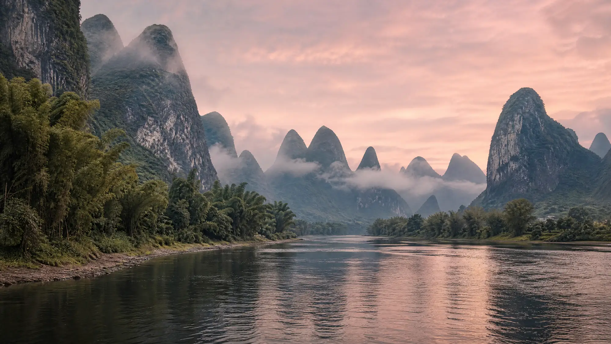 Fahren Sie 83 Kilometer auf dem Li-Fluss von Guilin nach Yangshuo. Die Boote passieren Karstberge und ländliche Dörfer auf einer 4,5-stündigen Fahrt.