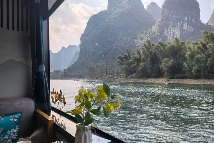 Blick aus dem Inneren eines Ausflugsboots auf den Li-Fluss