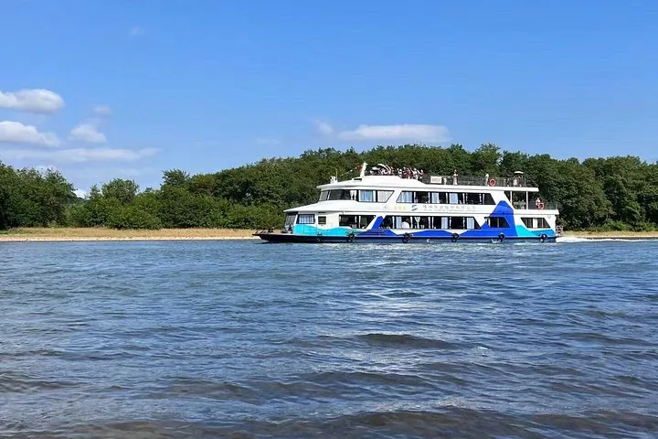Ein Fahrgast-Ausflugsboot auf dem Li-Fluss mit Hügeln im Hintergrund